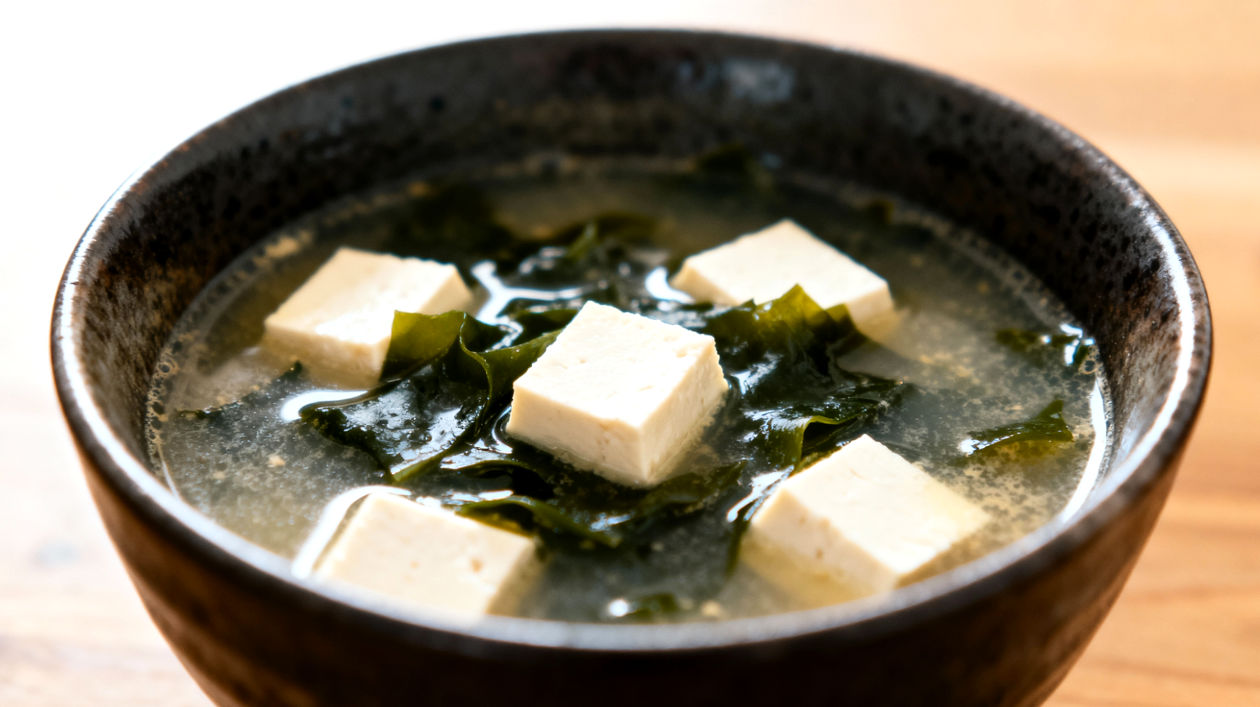 Zuppa di miso con alghe wakame e tofu"